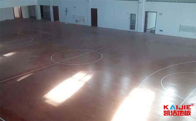 篮球场木地板应该用什么擦拭