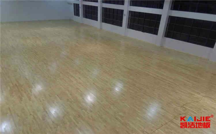 室内篮球场装修选什么地板
